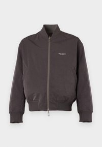 Veste bomber marron foncé avec fermeture éclair à l'avant, poignets et ourlet côtelés, et petit logo blanc Armani Exchange sur la poitrine gauche.