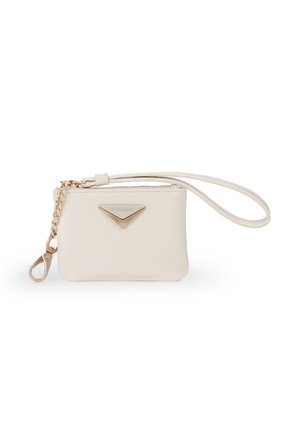 Pochette in pelle color crema con logo triangolare impreziosito da dettagli dorati, chiusura con zip e tracolla staccabile con clip. Design compatto.