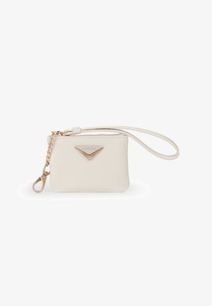 Bolsa de cuero color crema con un logo triangular acentuado en dorado, cierre de cremallera y correa para la muñeca desmontable con clip. Diseño compacto.