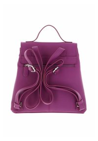 Sac à dos en cuir violet avec une poignée supérieure, des bretelles réglables et une poche zippée à l'arrière sur fond blanc.