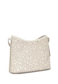 Bolso de hombro beige con un patrón ondulado y texturizado. Material suave, parte superior curvada y correas laterales. Acabado interior liso.