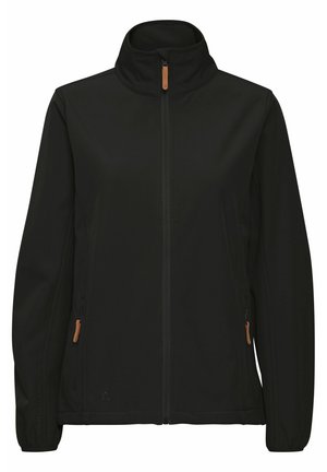 Zwarte softshell jas met een hoge kraag, sluiting met rits aan de voorkant en twee zijzakken, voorzien van bruinleren accenten en een gladde textuur.