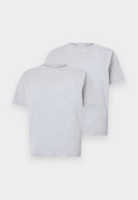 Două tricouri cu mânecă scurtă de culoare gri deschis, realizate dintr-un material moale, cu un decolteu rotund și o croială lejeră. Fiecare tricou are detalii minime.