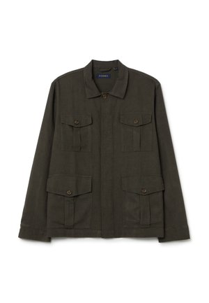 Giacca verde oliva realizzata in tessuto leggero, con colletto, chiusura a bottoni e quattro tasche anteriori con pattine a bottone.