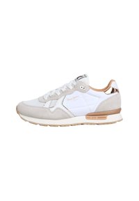 Witte en beige sneaker van suede en mesh materialen, met getextureerde accenten, beige loopzool en een metalen hiel detail.