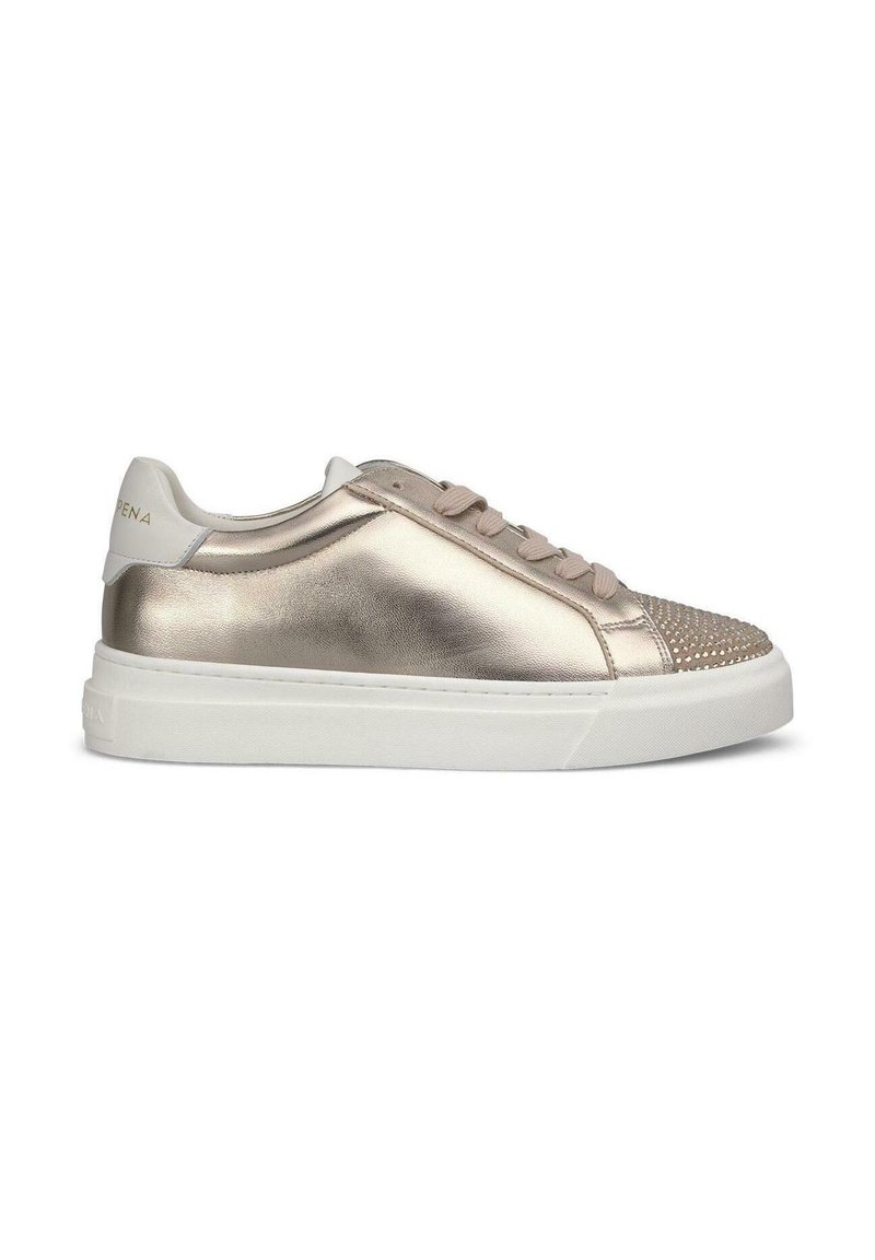 Sneaker metallic oro e bianco con punta testurizzata e lacci piatti. Presenta una tomaia in pelle liscia e suola in gomma. Logo distintivo sul tallone.