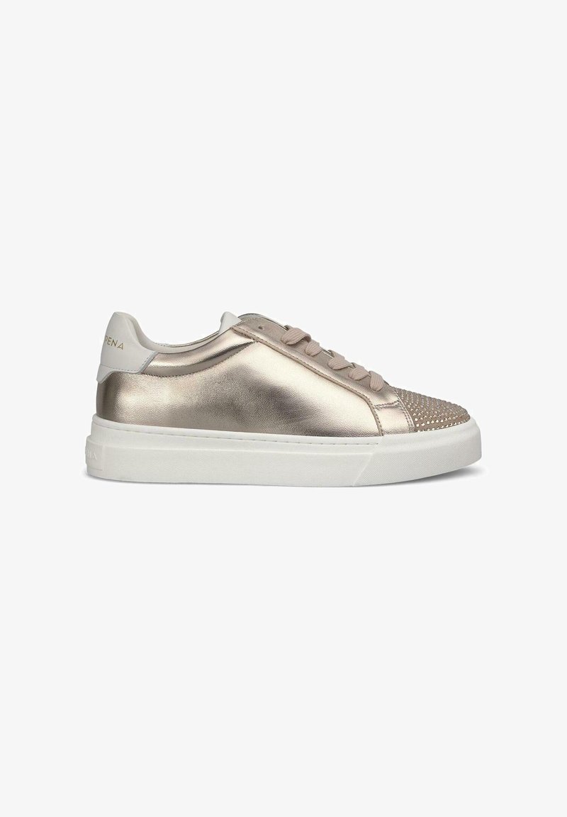 Metaliczne złote i białe sneakersy z teksturowanym noskiem i płaskimi sznurowadłami. Posiadają górę z gładkiej skóry i gumową podeszwę. Wyraźne logo na pięcie.