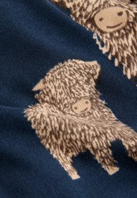 Blauw gebreide stof met lichtbruine schapenpatronen, met gestructureerde wolachtige details die de donzige kenmerken van de dieren accentueren.