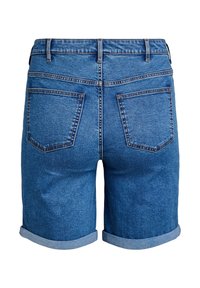 Pantalones cortos de mezclilla en azul medio, con puños enrollados, dos bolsillos traseros y una tela texturizada con detalles de costura visibles.