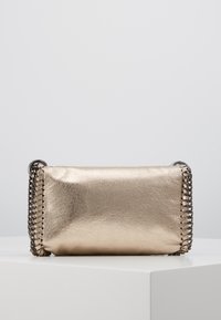 Clutch bag metallica oro con lati cuciti a catena, texture liscia, forma rettangolare e bordi arrotondati; completata da finiture in tonalità argento.