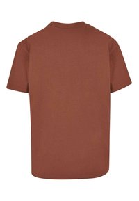 Brun kortærmet t-shirt lavet af bomuld, med rund hals og en ensfarvet ryg uden mønstre eller detaljer.