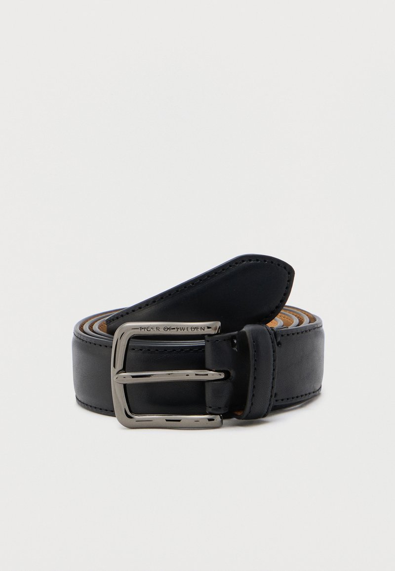 Μαύρη δερμάτινη ζώνη τυλιγμένη, με ασημένια ορθογώνια αγκράφα χαραγμένη με τη φράση «Tiger of Sweden», σε απλό φόντο.