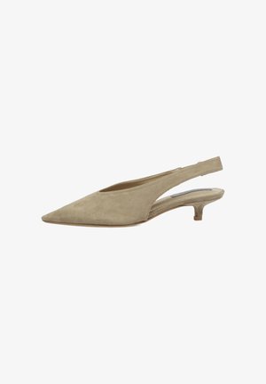 Zapato slingback de ante beige con punta puntiaguda, tacón bajo tipo kitten y diseño abierto en la parte trasera.