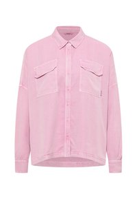 Jasnoróżowa koszula na guziki z kołnierzykiem, dwoma przednimi kieszeniami, długimi rękawami i zaokrąglonym dołem. Wykonana z miękkiego, lekkiego materiału.