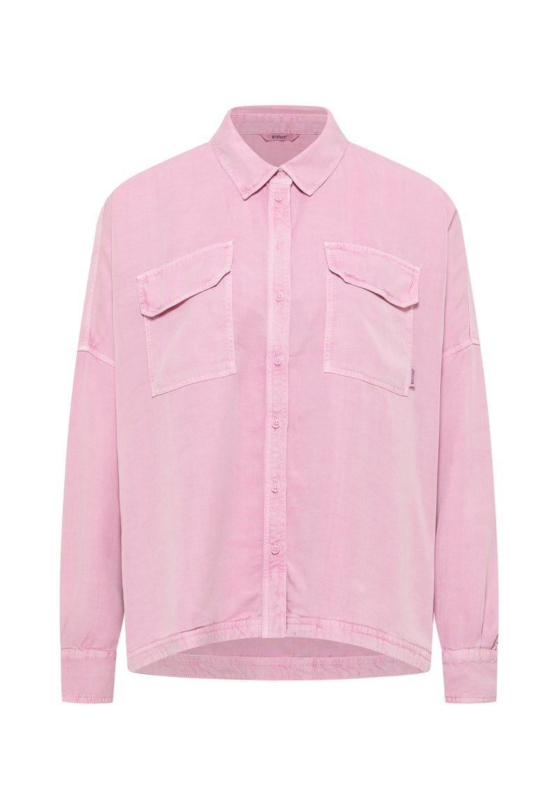 Jasnoróżowa koszula na guziki z kołnierzykiem, dwoma przednimi kieszeniami, długimi rękawami i zaokrąglonym dołem. Wykonana z miękkiego, lekkiego materiału.