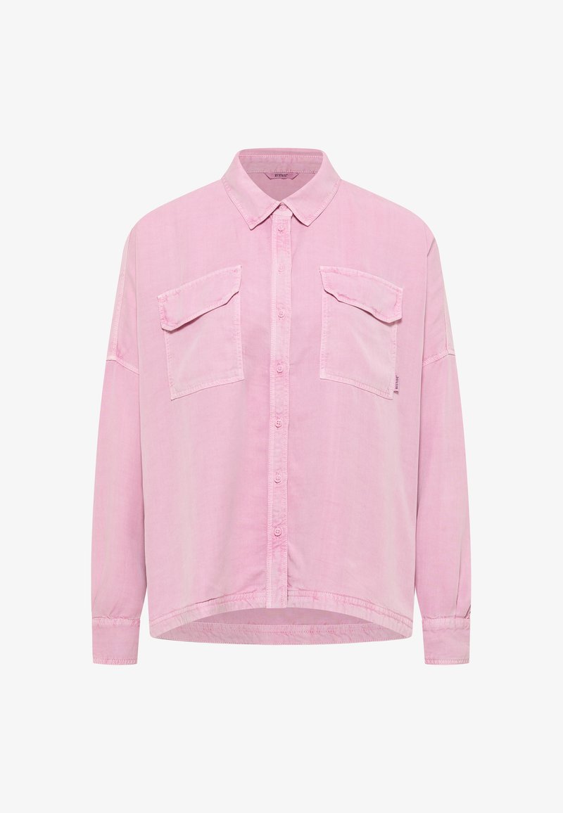 Jasnoróżowa koszula na guziki z kołnierzykiem, dwoma przednimi kieszeniami, długimi rękawami i zaokrąglonym dołem. Wykonana z miękkiego, lekkiego materiału.