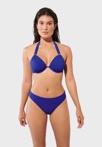Královsky modrá bikiny súprava s halter topom s nariaseným materiálom a zodpovedajúcimi vysokými spodkami, vyrobená z elastického plavkového materiálu.