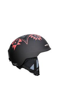 Czarny kask narciarski o matowym wykończeniu, z czerwonymi grafikami w stylu tribal, regulowanym paskiem na podbródek oraz otworami wentylacyjnymi na górze.