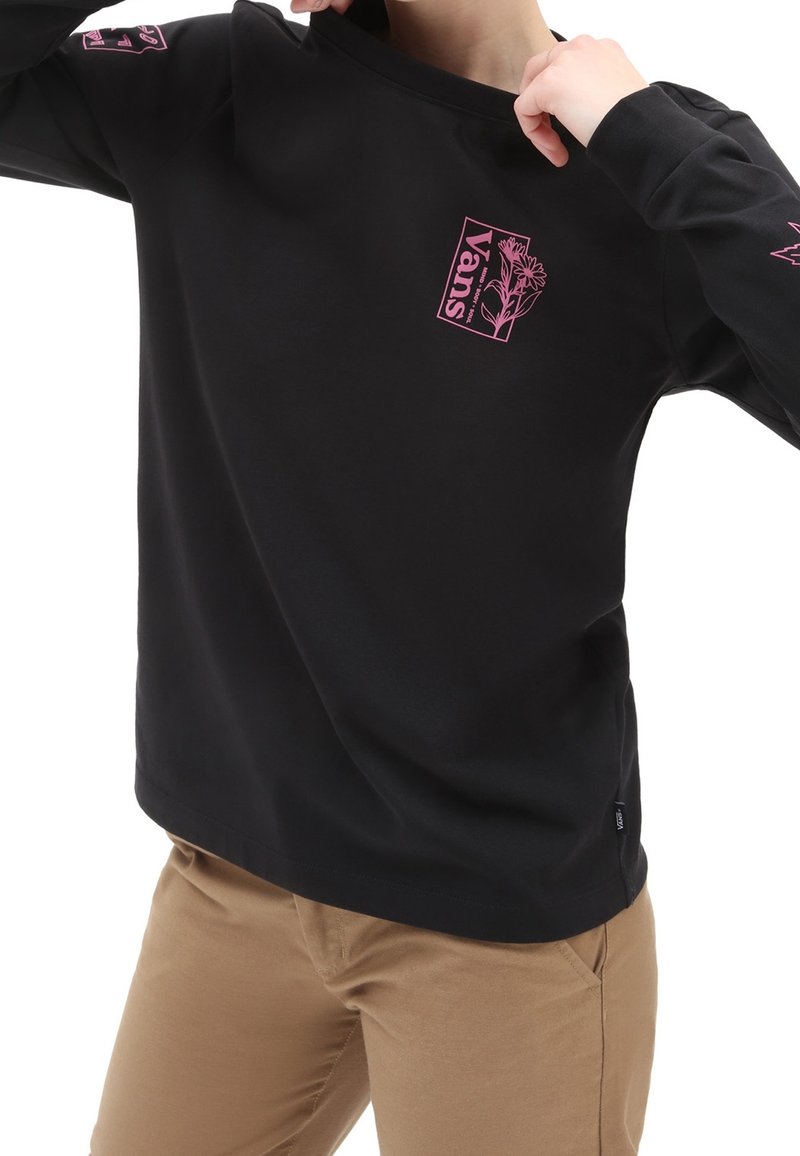 Maglia nera a maniche lunghe con logo floreale rosa sul petto e sulle maniche, scollo rotondo e tessuto morbido. Vestibilità casual con maniche a polsino.
