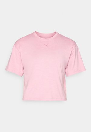 T-shirt cropped rose clair en tissu doux. Présente un col rond et des manches courtes, avec un logo discret sur la poitrine.