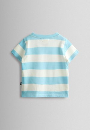 Rövid ujjú kisgyermek póló vízszintes világoskék és fehér csíkokkal, hátulnézetben, egyszerű világos háttér előtt.