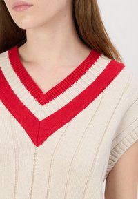 GANT CONTRAST V NECK VEST - Vest - cream