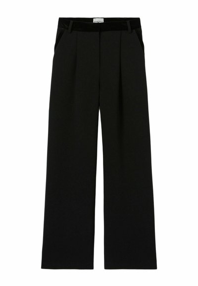 Pantalon noir taille haute à jambes larges avec passants de ceinture, plis avant et poches latérales, posé à plat sur un fond blanc.