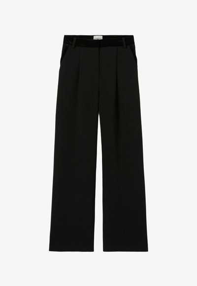 Pantalones de pierna ancha de talle alto en negro, con trabillas para cinturón, pliegues frontales y bolsillos laterales, dispuestos sobre un fondo blanco.