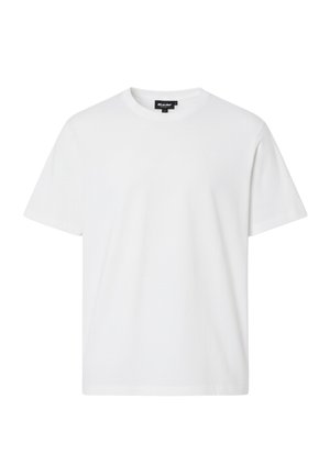 Camiseta blanca lisa de manga corta con cuello redondo y una etiqueta negra de la marca en el interior del cuello.