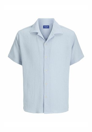 Camisa de manga corta azul claro hecha de tejido texturizado, con cuello tipo spread y seis botones en la parte delantera.
