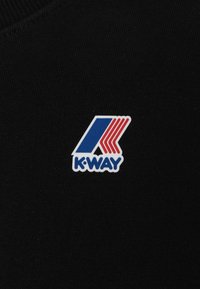 Tessuto nero con una superficie testurizzata caratterizzato da un logo K-Way bianco, blu e rosso in un design geometrico.