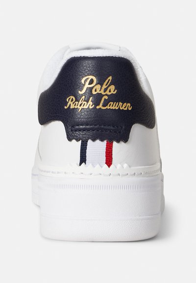 Biały skórzany sneaker z granatowym skórzanym zapiętkiem z złotym logo „Polo Ralph Lauren” oraz detalem w paski w kolorach czerwonym, białym i niebieskim.