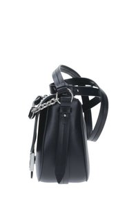 Borsa a mano in pelle nera con una forma strutturata, caratterizzata da un accento con catena, spallacci regolabili e una texture liscia.