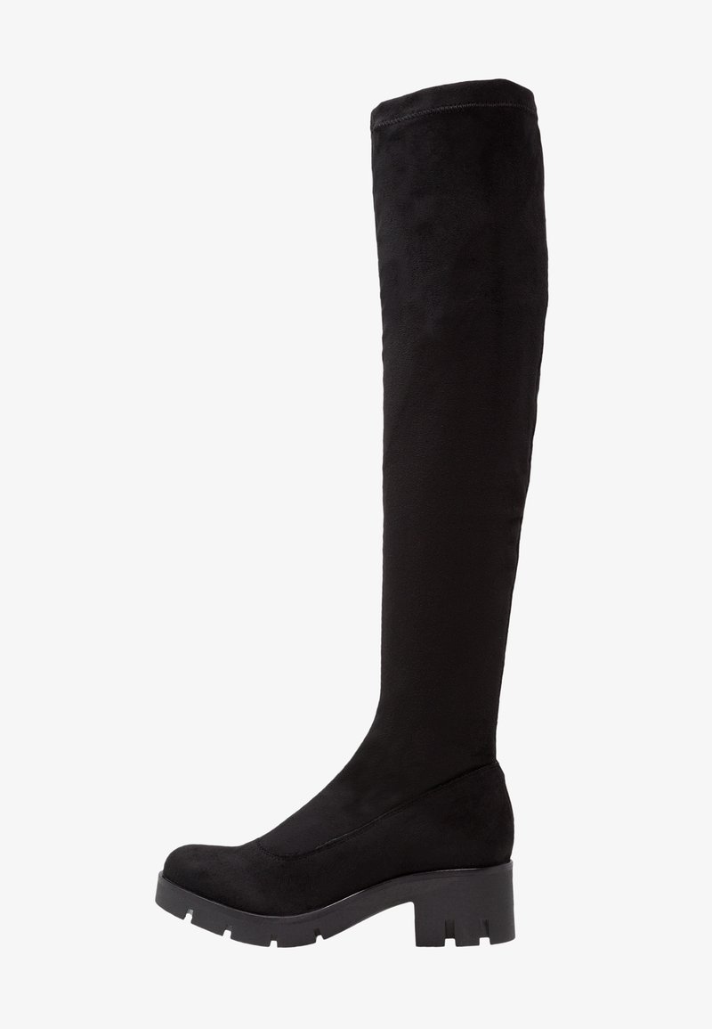Botte noire au-dessus du genou avec semelle épaisse et talon bloc, fabriquée en matériau semblable au daim.