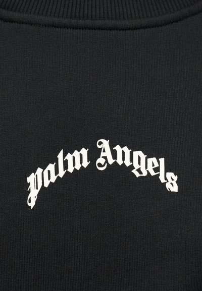 Μαύρο ύφασμα με λευκό γοτθικό κείμενο «palm Angels» κυρτωμένο κατά μήκος του κεντρικού λαιμού ενός ενδύματος.