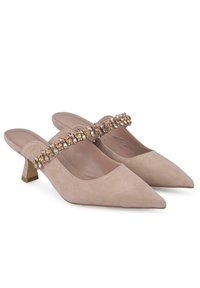 Scarpe slingback in suede beige, con punta affusolata e un piccolo tacco a blocco, caratterizzate da una fascia decorativa di strass che attraversa il collo del piede.
