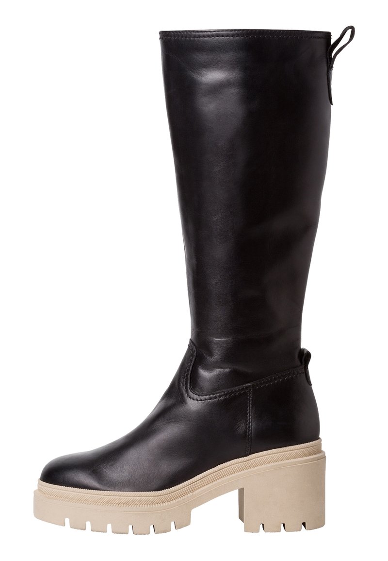 Botas de cuero negro hasta la rodilla con una suela gruesa de plataforma beige y un acabado texturizado. Presenta una lengüeta en la parte posterior para facilitar su colocación.