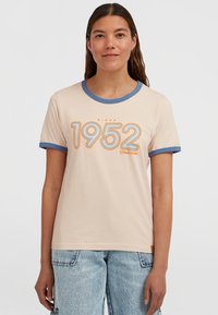 Beež puuvillane t-särk sinise kraega, millel on oranž tekst "SINCE 1952" retrolikus fondis. Lühikeste varrukatega, siniste aktsentidega.