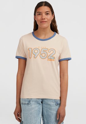 Beež puuvillane t-särk sinise kraega, millel on oranž tekst "SINCE 1952" retrolikus fondis. Lühikeste varrukatega, siniste aktsentidega.