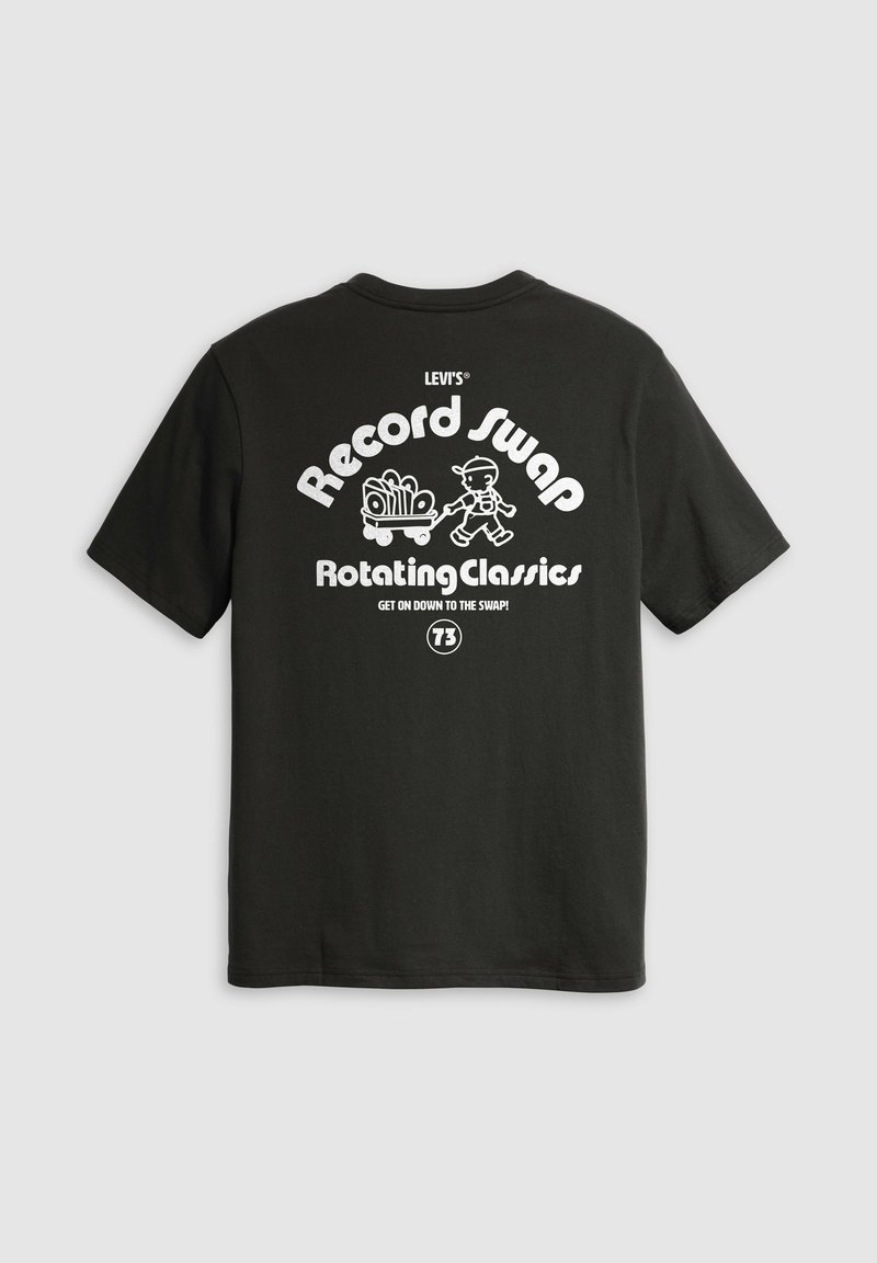 Camiseta negra con gráfico blanco de una persona tirando de un carrito lleno de discos de vinilo y texto "Record Swap Rotating Classics" en la parte trasera.
