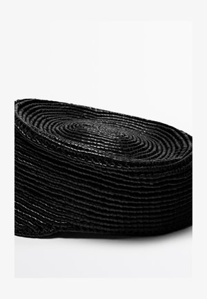 Sort vævet kurv, oval form med tekstureret overflade. Fremstillet af smalle strimler, som skaber et lagdelt, spiralmønster. Glat finish.