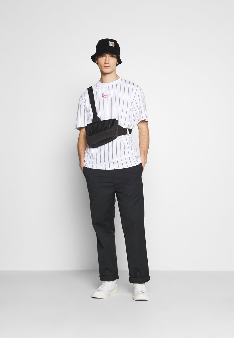 Herren T-Shirts basic | Karl Kani SMALL SIGNATURE PINSTRIPE TEE UNISEX T-Shirt print white/black/weiß - BG65214 Herren T-Shirts basic | Karl Kani SMALL SIGNATURE PINSTRIPE TEE UNISEX T-Shirt print white/black/weiß - BG65214