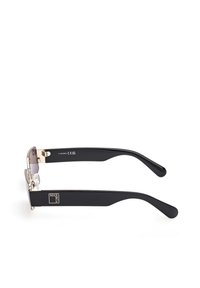 Gafas de sol negras con una montura rectangular, detalles plateados en las bisagras y lentes degradados translucidos. Presenta un logo en la patilla.