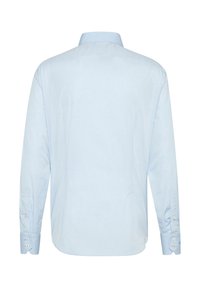 Hellblauses Langarmshirt mit klassischem Kragen, geradem Schnitt, Knopfmanschetten und glatter Stofftextur. Die Rückansicht zeigt keine Muster oder Akzente.