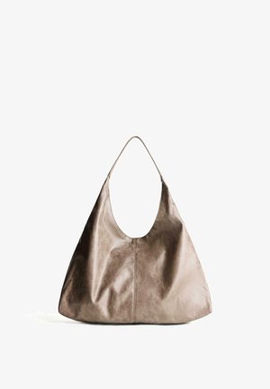 Beige Leder Hobo-Tasche mit glatter Textur. Verfügt über eine große, offene Oberseite und einen einzelnen, breiten Schulterriemen. Abgerundete, lässige Form.