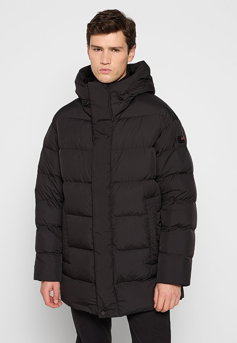 Zwarte pufferjack met een capuchon, voorzien van een gevoerd ontwerp, grote voorzakken en verstelbare trekkoorden voor pasvorm en stijl.