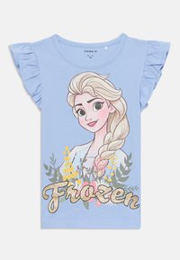 Blå t-skjorte med korte ermer som har et trykt karakterdesign, blomsterdetaljer og "Frozen" i glitrende tekst nederst. Rynkede ermer.