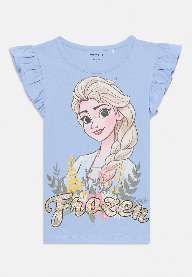 Blå t-skjorte med korte ermer som har et trykt karakterdesign, blomsterdetaljer og "Frozen" i glitrende tekst nederst. Rynkede ermer.