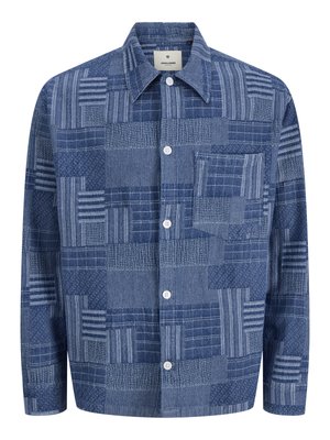 Camicia blu a maniche lunghe con bottoni, motivo patchwork, taschino sul petto a sinistra e bottoni bianchi sulla parte anteriore.