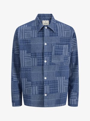 Chemise bleue à manches longues avec un motif patchwork, poche poitrine à gauche et boutons blancs sur le devant.